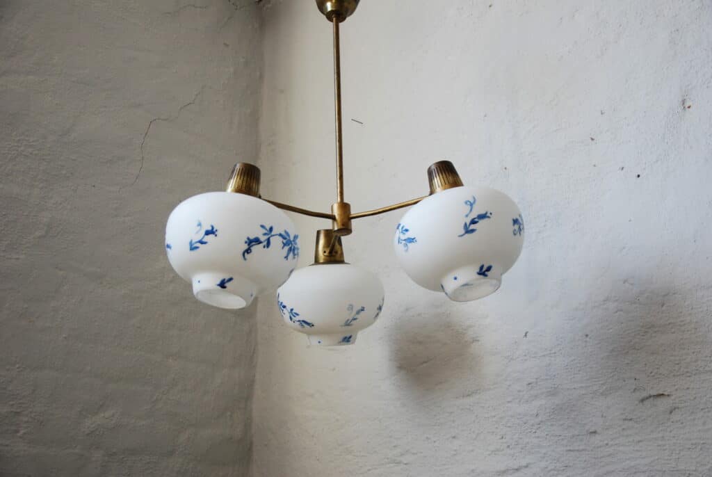 Taklampa i mässing & opalglas, 1900-talets mitt