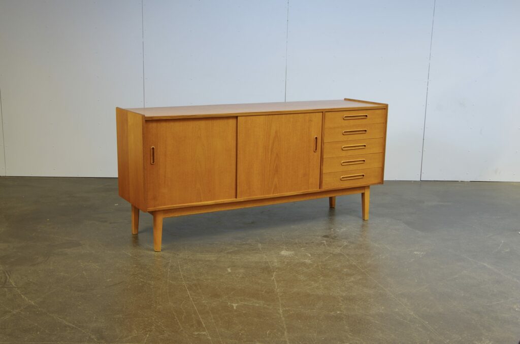 Sideboard i teak med skjutluckor