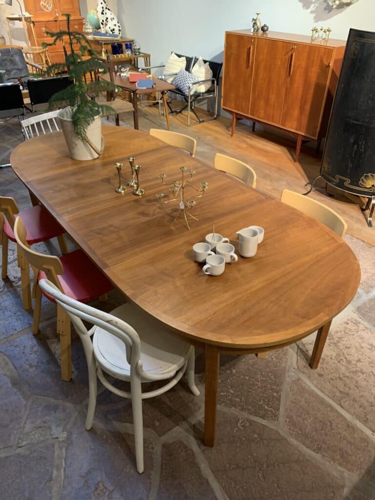Långt matbord i teak med två iläggsskivor