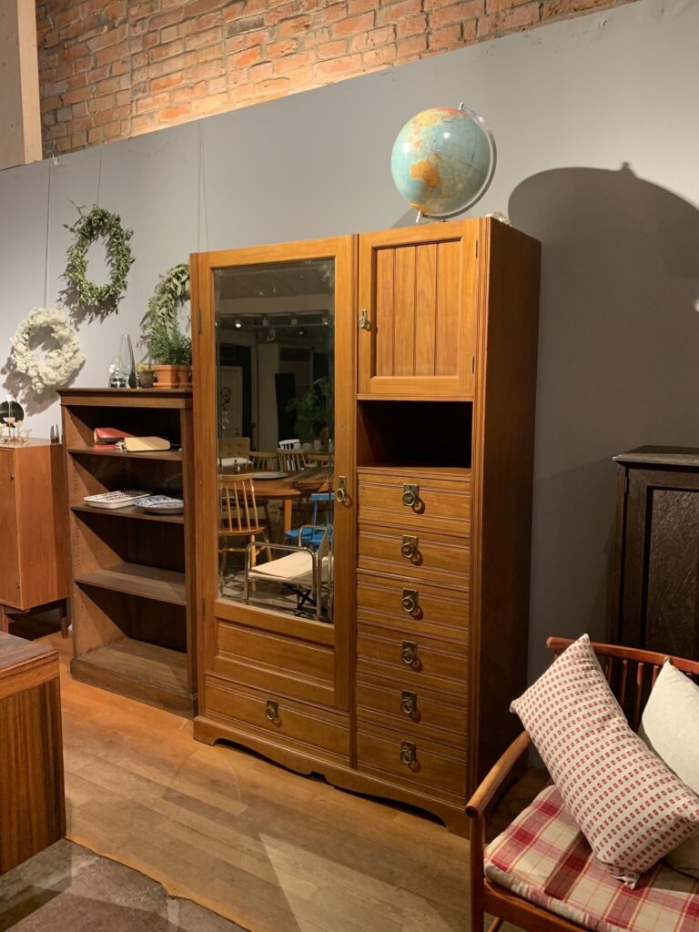 Klädskåp/ Garderobskåp med spegel från 1900-talets första hälft