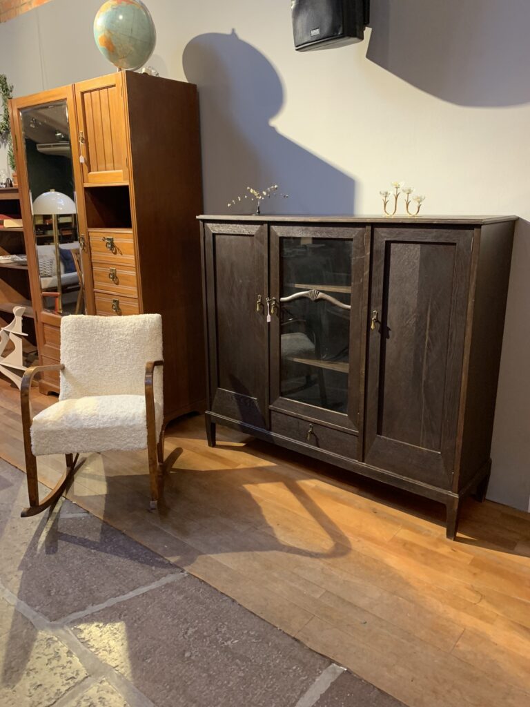 Vitrinskåp från 1900-talets första hälft