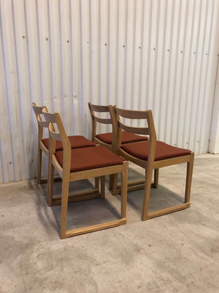 Fyra stolar i ek med sitsar i roströd galon