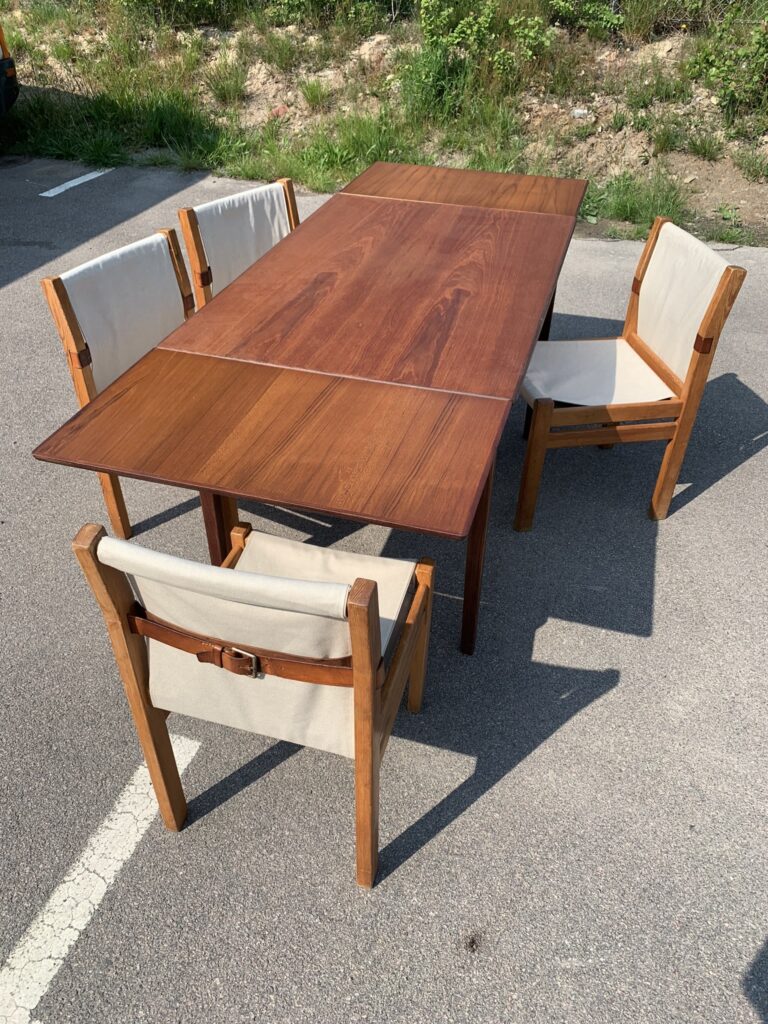 Matbord i teak med två iläggsskivor, Danmark