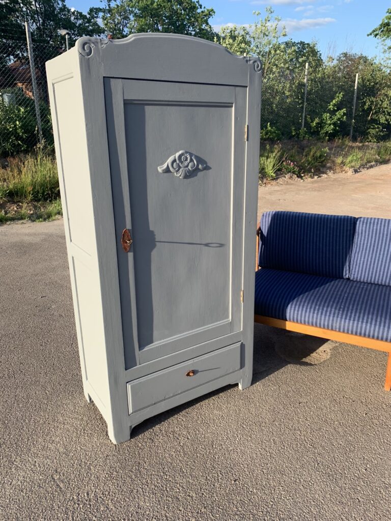 Klädskåp från 1900-talets första hälft