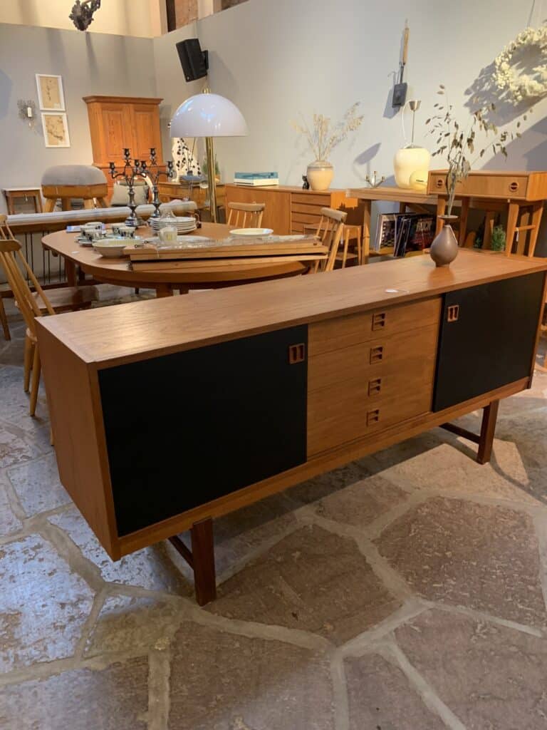 Sideboard i teak med svarta skjutluckor, 1960-tal