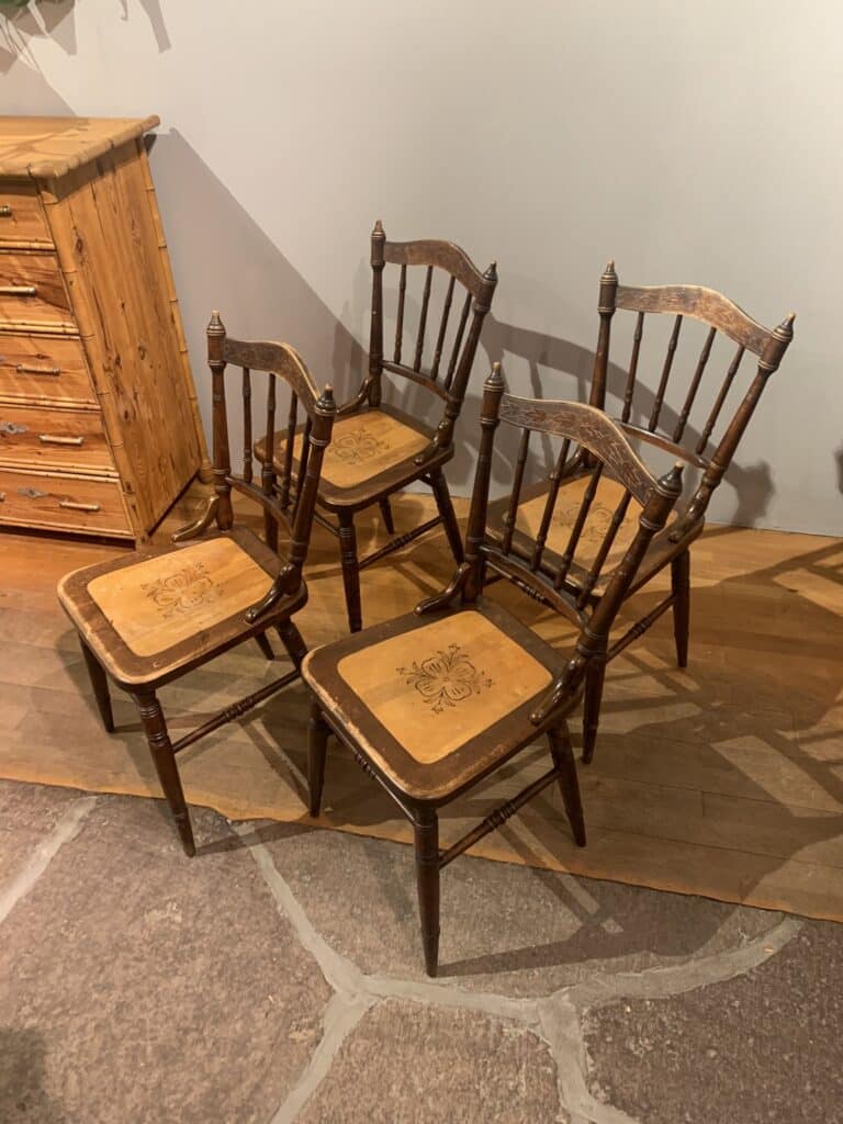 Fyra stolar från 1900-talets första hälft