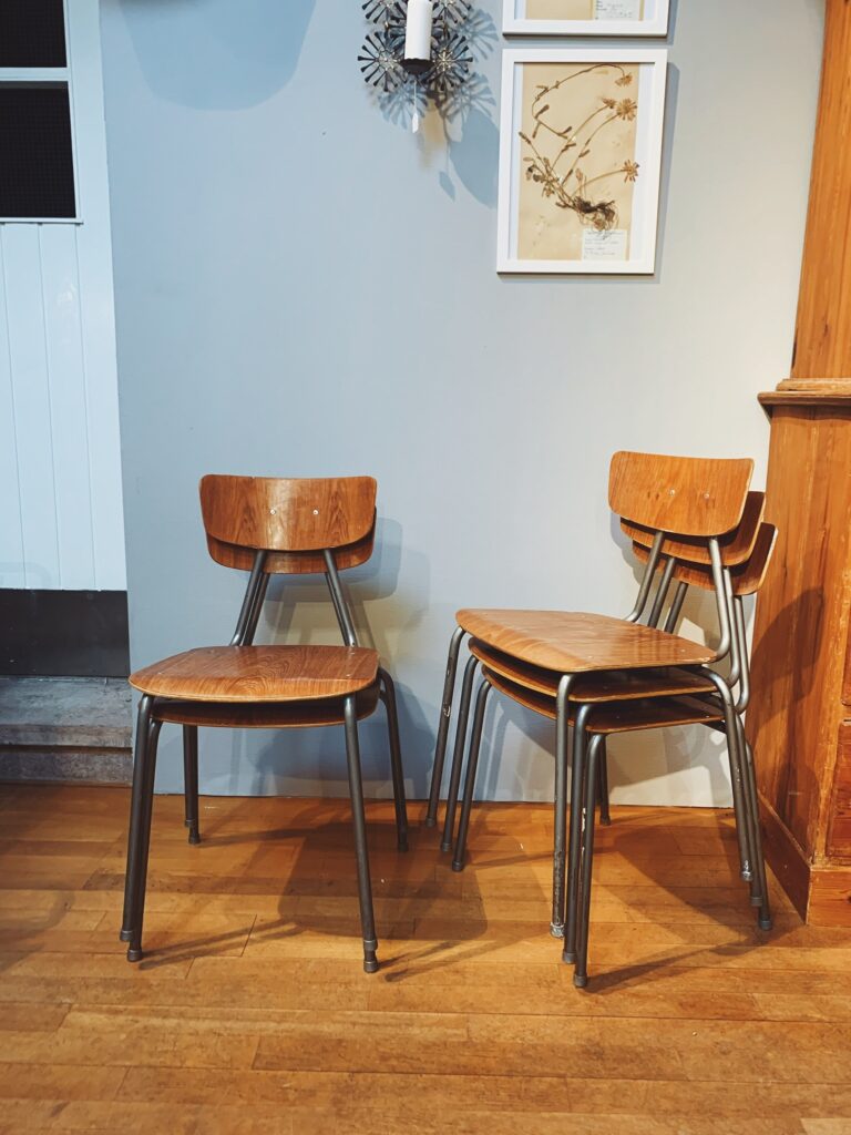 Skolstolar/ Industristolar, formpressad teak & stålrör, 1960-tal