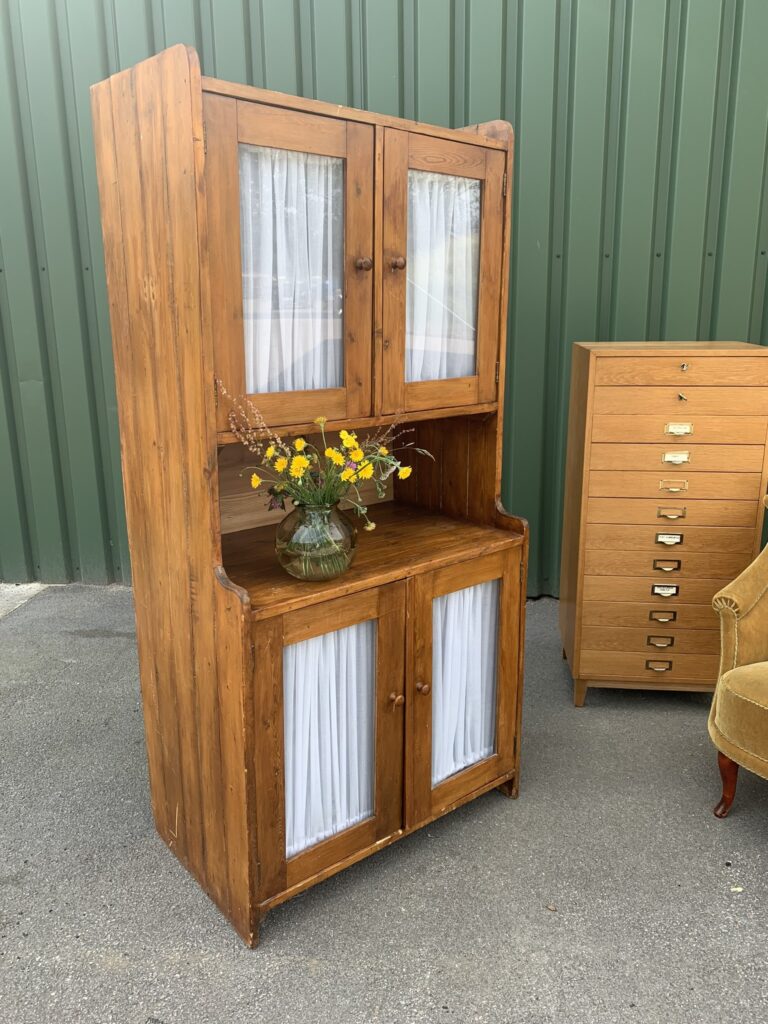 Vitrinskåp från 1900-talets första hälft