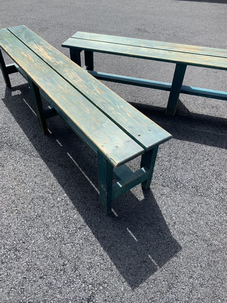 Paret bänkar i trä, 1900-tal