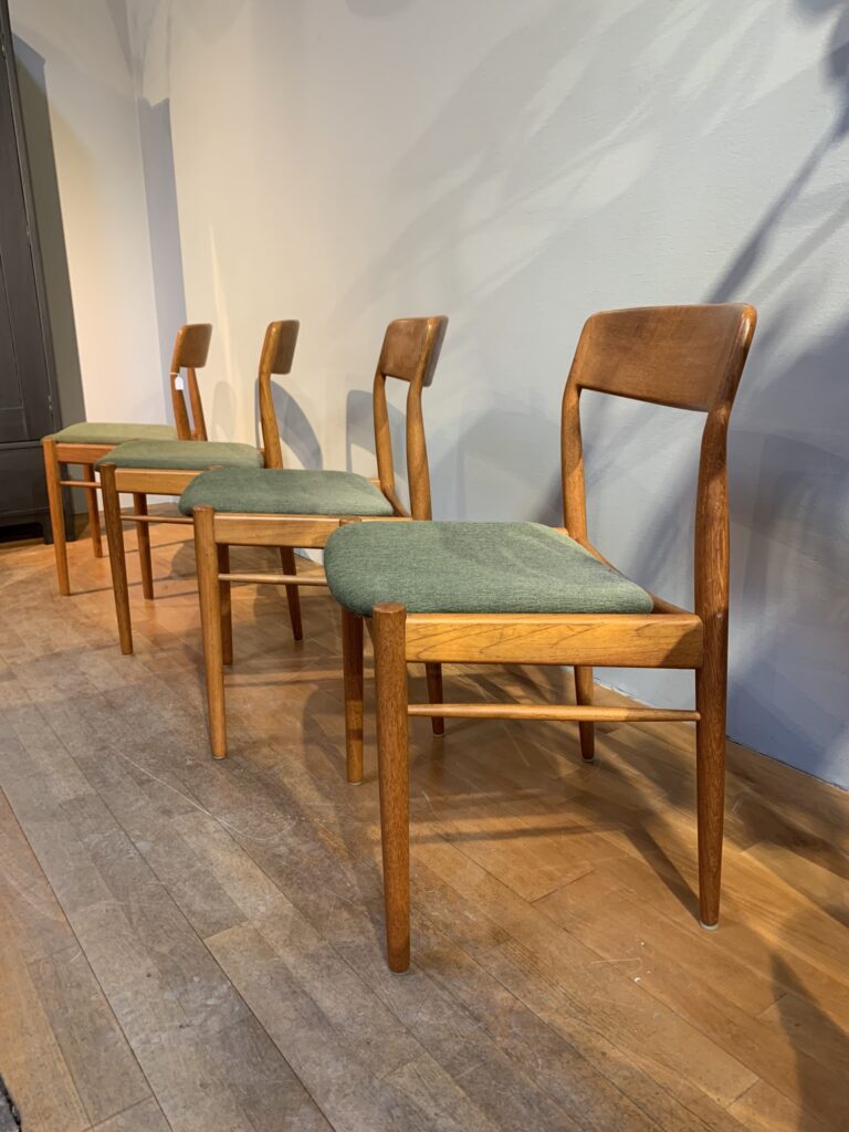 Fyra stolar i teak, tillverkade av David Nygrens Målilla
