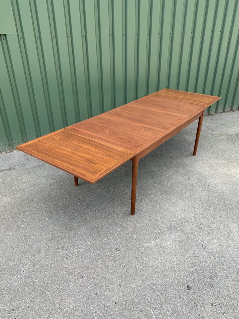 Stor matbord i teak med två iläggsskivor, 1960-tal