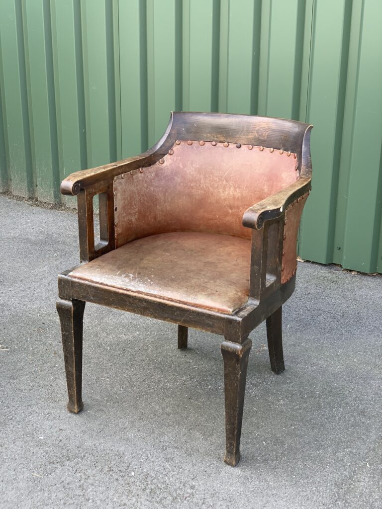 Fåtölj i ek & läder, 1900-talets första hälft