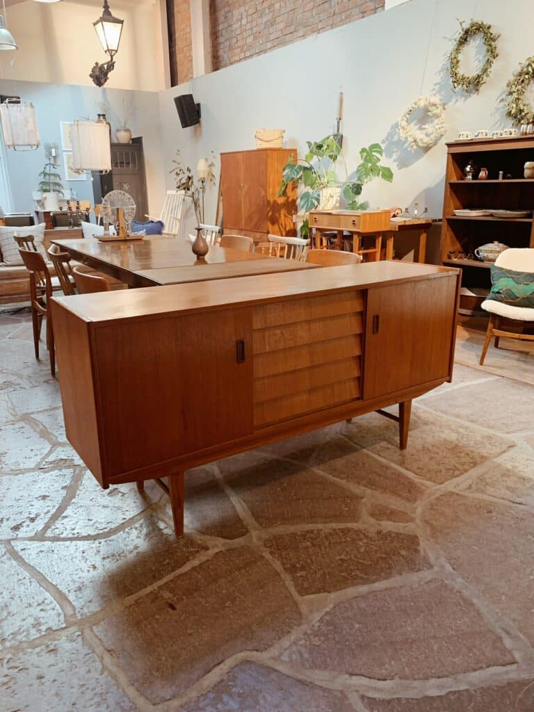 Sideboard i teak med skjutluckor, 1960-tal