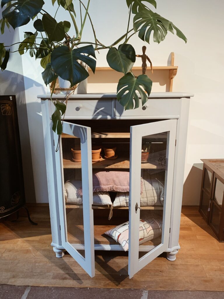 Grått vitrinskåp 18-/1900-tal