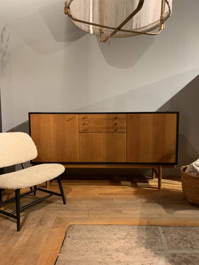 Sideboard i ek med svart topp & sidor, 1960-tal