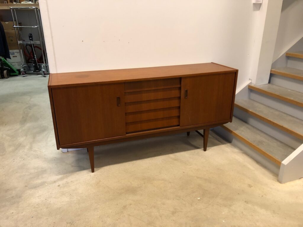 Sideboard i teak med skjutluckor, 1950-/60-tal
