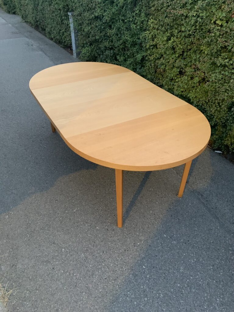 Runt matbord i ek med två iläggsskivor, 1960-tal
