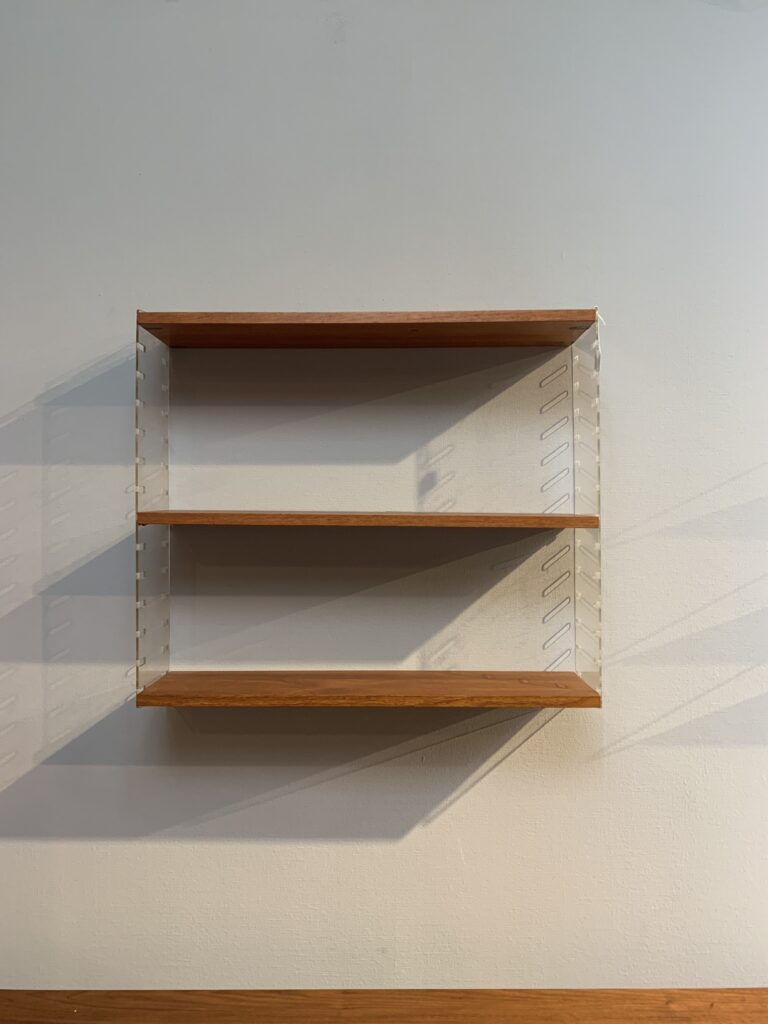 String Plexi, Vägghylla i teak, Nisse Strinning
