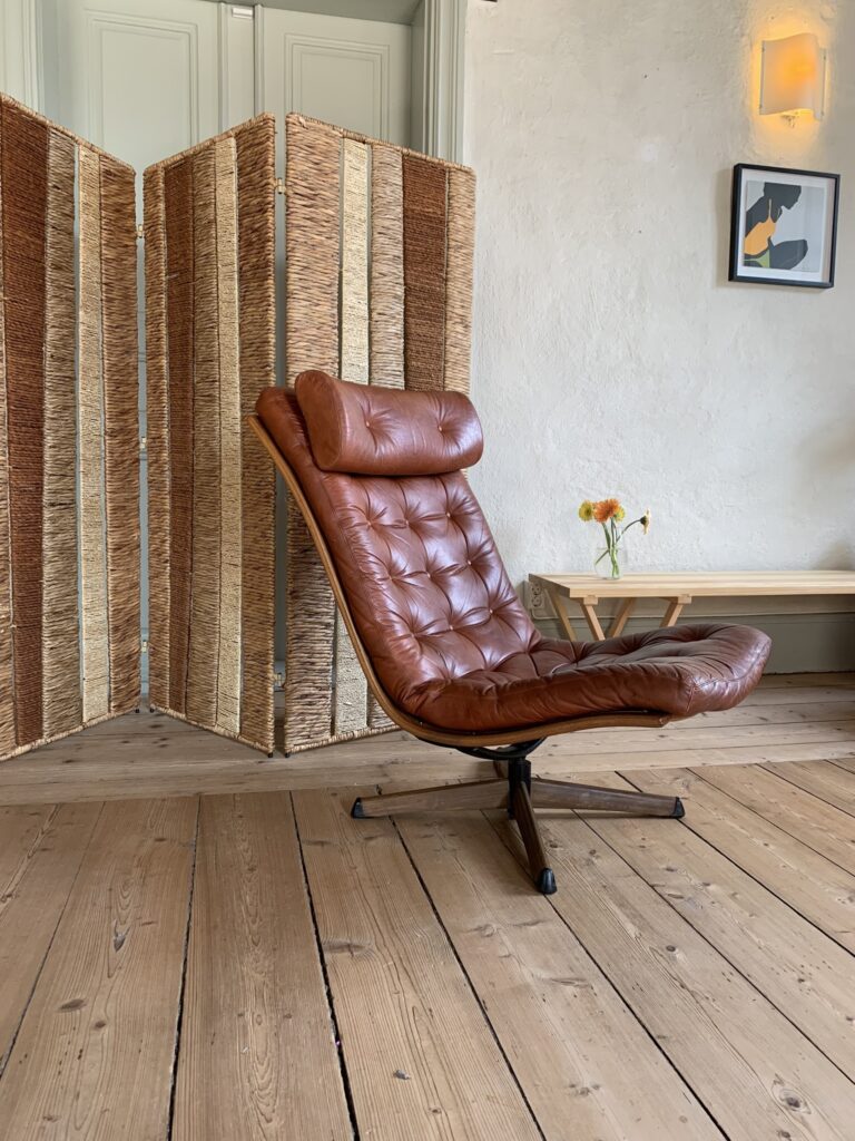 Snurrfåtölj i läder, Göte Möbler Nässjö, 1900-talets andra hälft