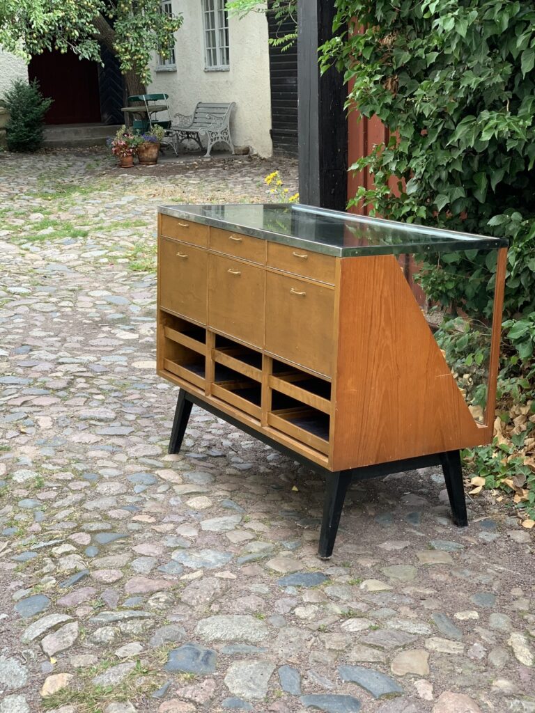 Nätt köpmansdisk från AB Nässjö Butiksinredning
