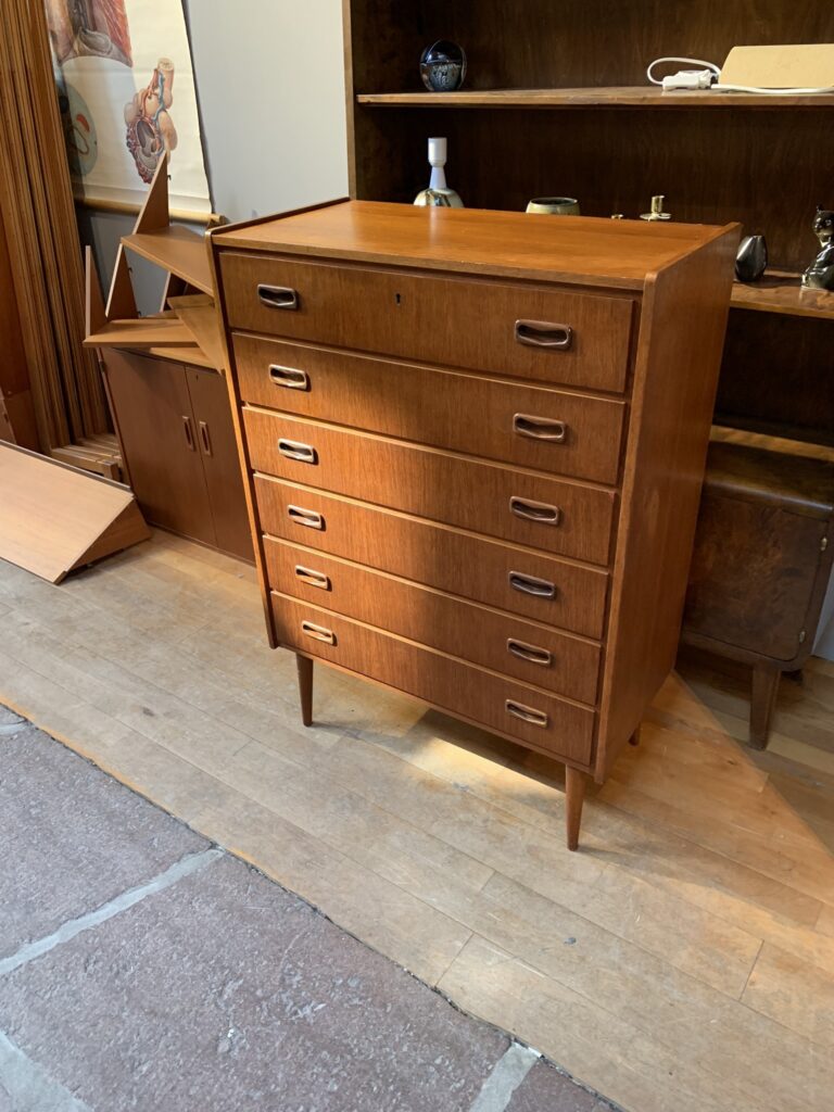 Byrå i teak med sex lådor, 1900-talets mitt