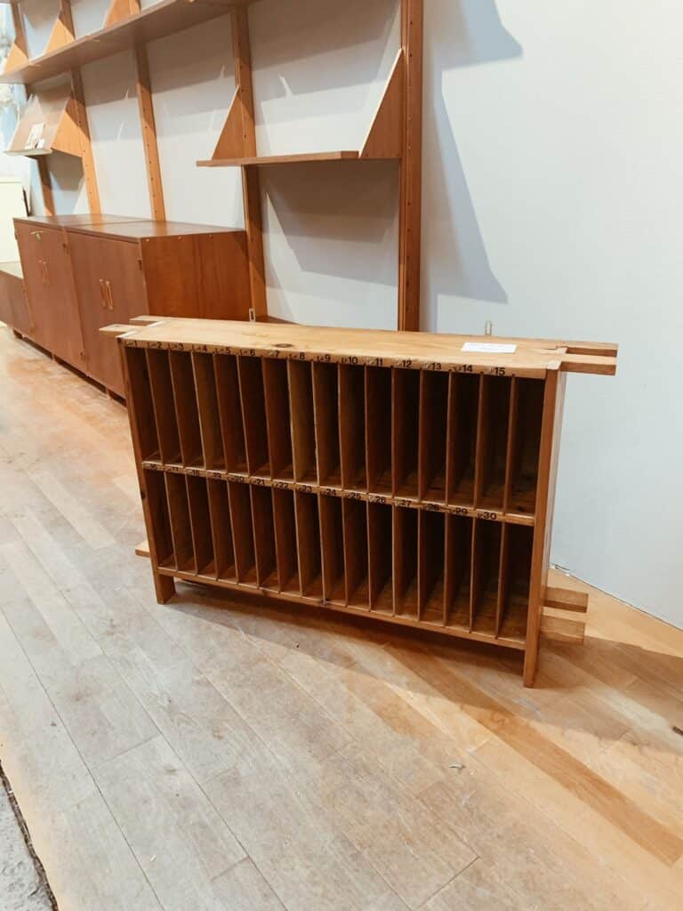 Vägghängt sorteringsfack, 1900-talets mitt