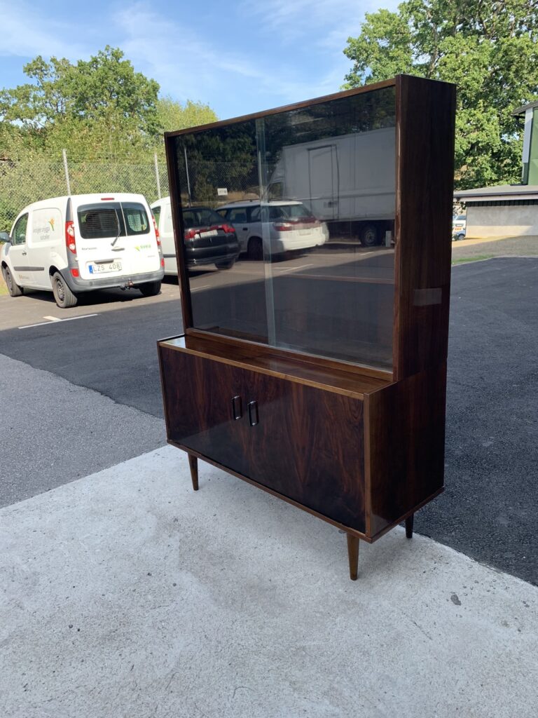 Elegant vitrinskåp med skjutluckor, 1960-tal