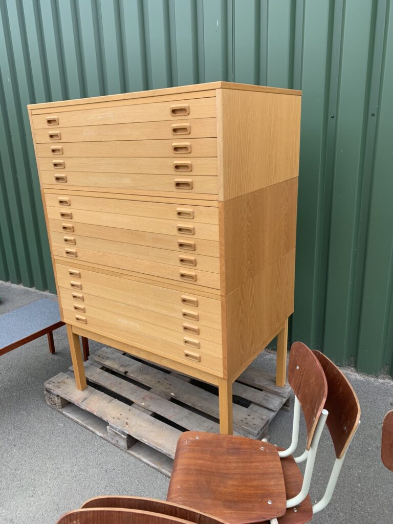 Dokumenthurts i ek med 15 lådor, 1900-talets andra hälft