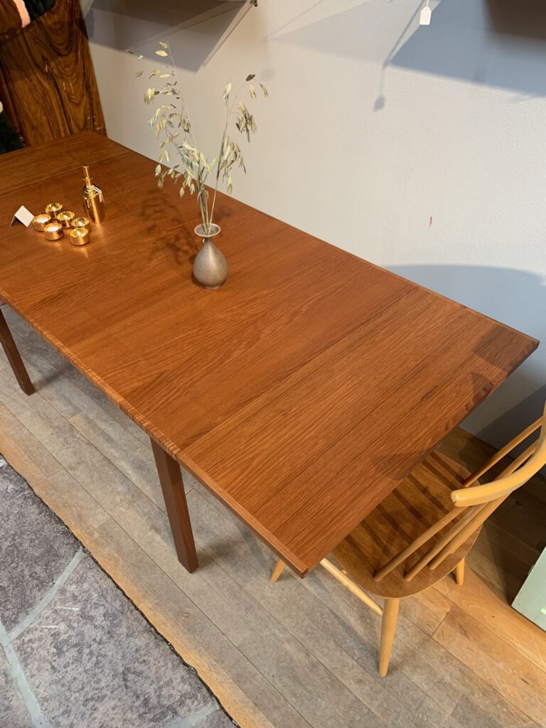 Matbord i teak med två iläggsskivor, 1960-tal