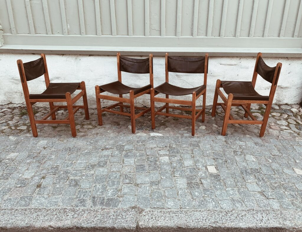 Fyra stolar från N.Eilersen, Danmark. Läder & furu