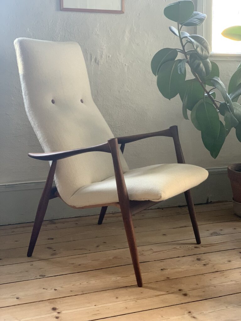 Nytapetserad fåtölj med stomme i teak, 1960-tal