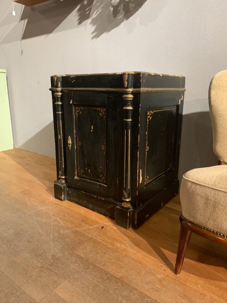 Underdel till kassaskåp, 1800-tal