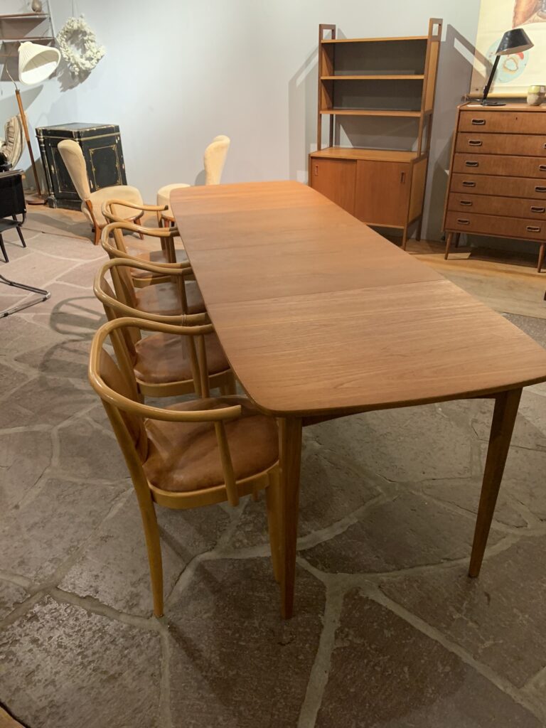 Matbord i teak med två iläggsskivor, 1900-talets mitt