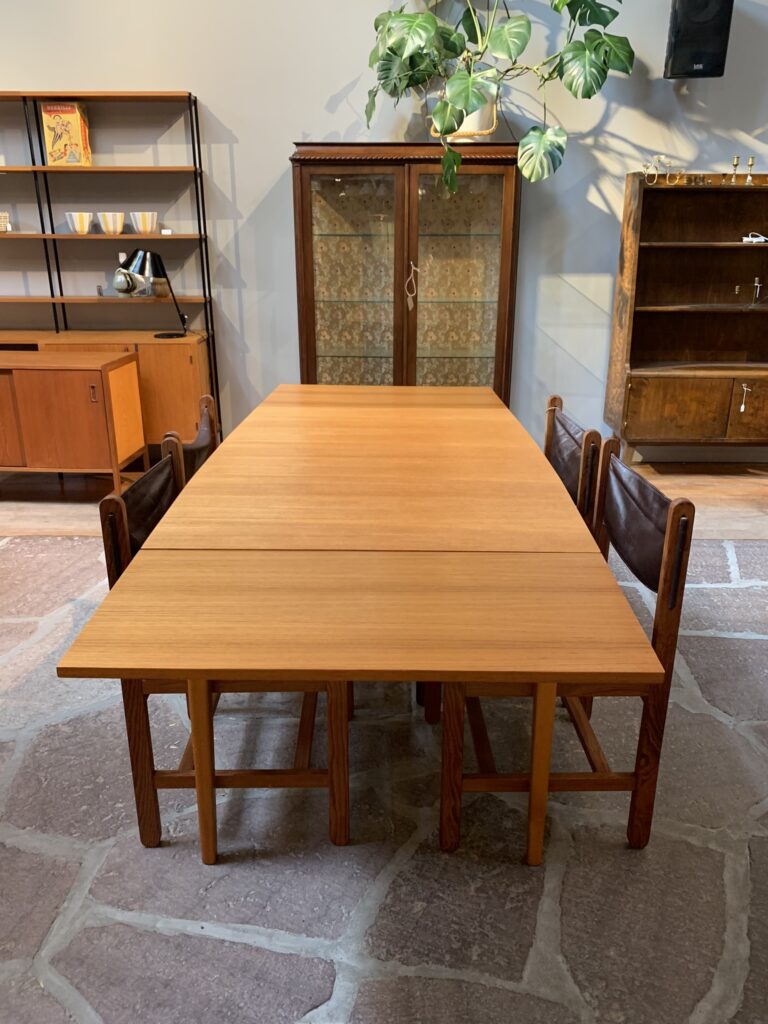 Matbord i teak med två iläggsskivor, 1960-tal