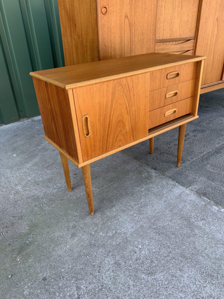 Sidobord i teak med skjutlucka & lådor, 1900-talets mit