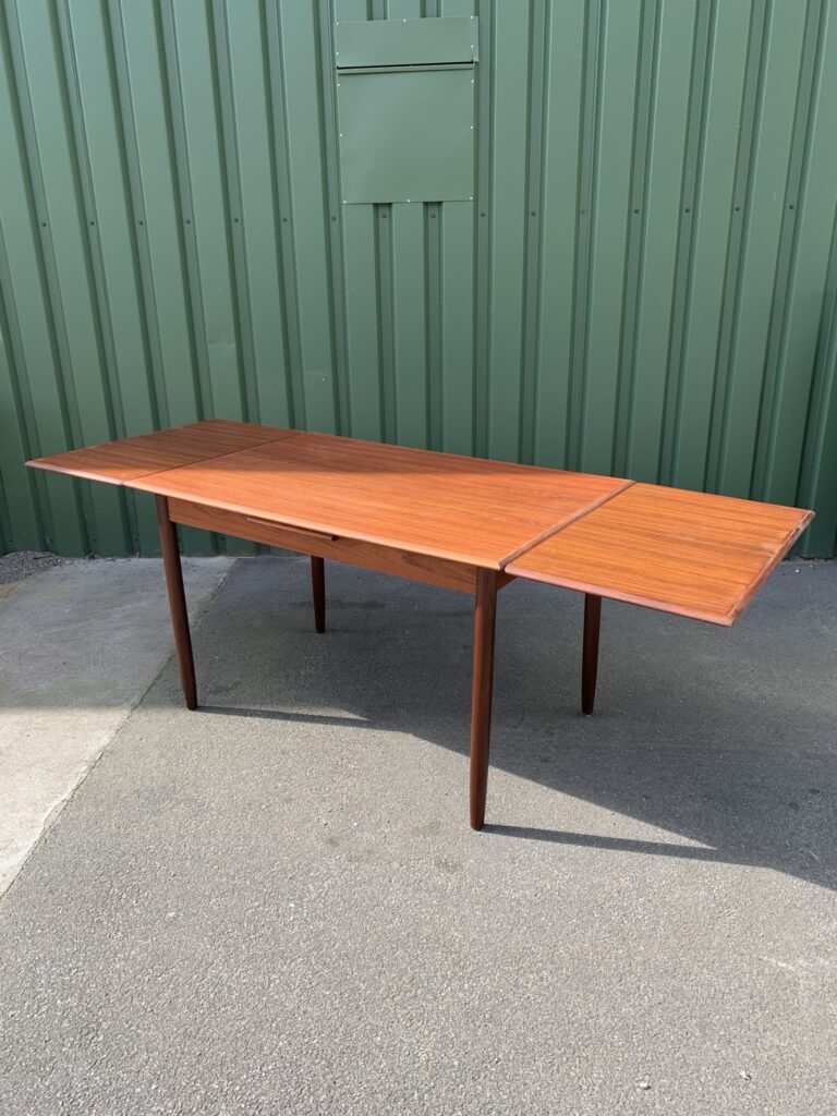 Matbord i teak med två iläggsskivor, Danmark, 1960-tal