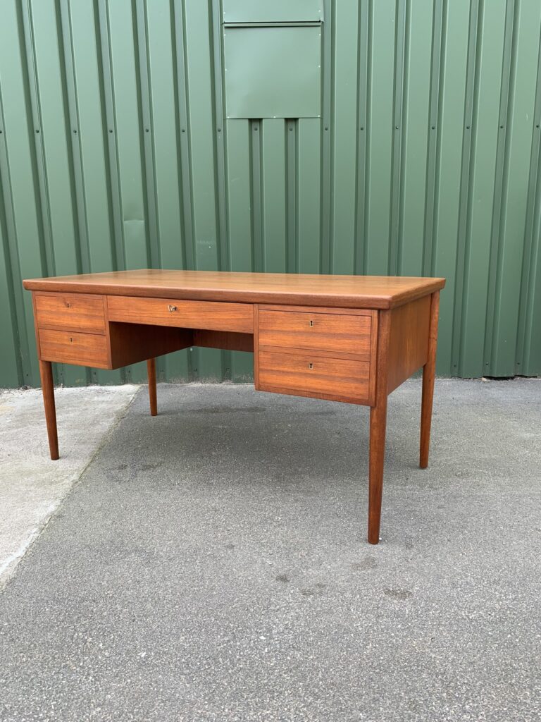 SKRIVBORD I TEAK, DANMARK, 1960-TAL