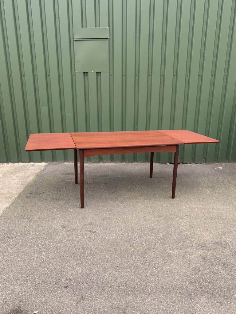 Matbord i teak med två iläggsskivor, Danmark