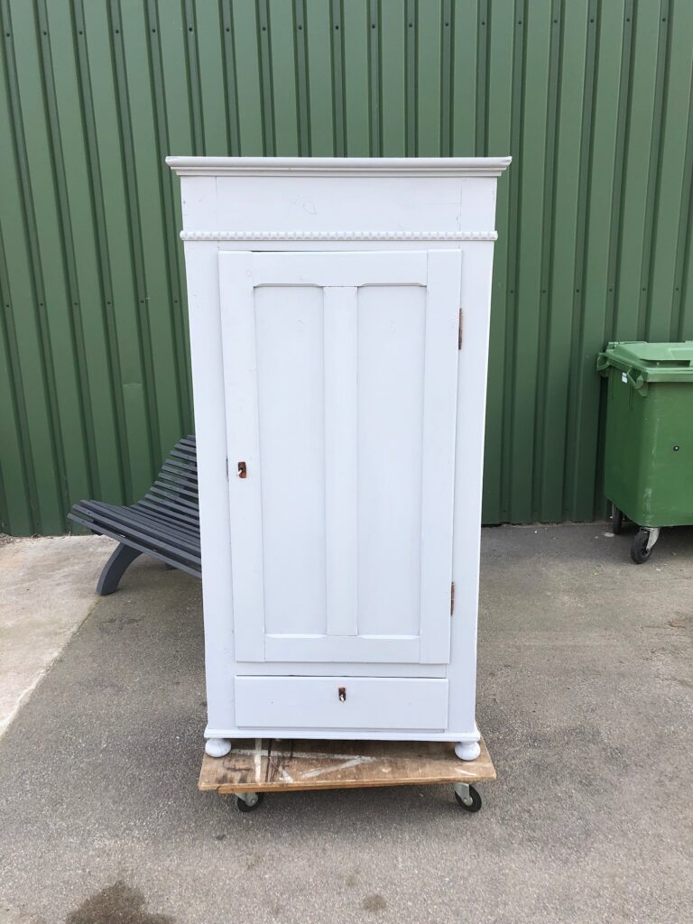 Klädskåp från 1900-talets första hälft