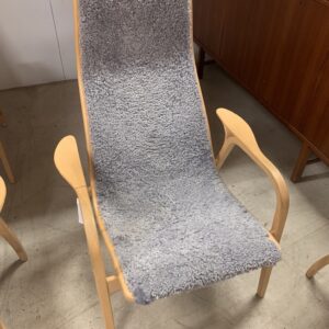 Klassikern Lamino formgiven av Yngve Ekström i grått fårskinn.