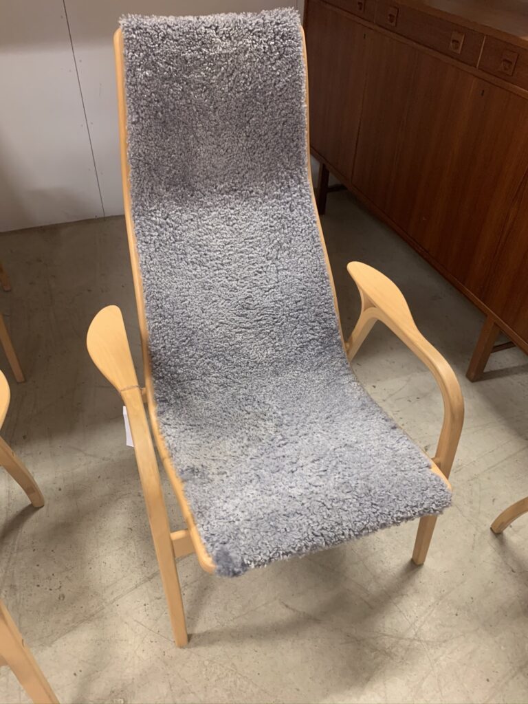 Klassikern Lamino formgiven av Yngve Ekström i grått fårskinn.