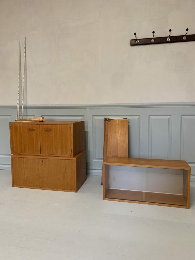 Vägghängt hyllsystem i teak, Möbel IKEA Älmhult, 1960-tal