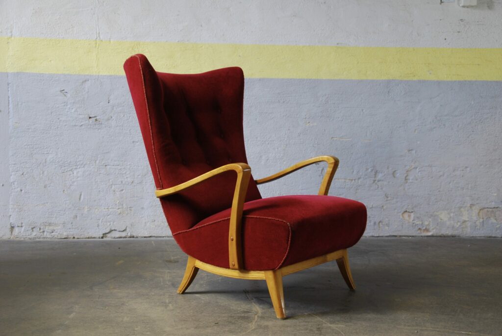 Fåtölj klädd i röd sammet, 1940-tal