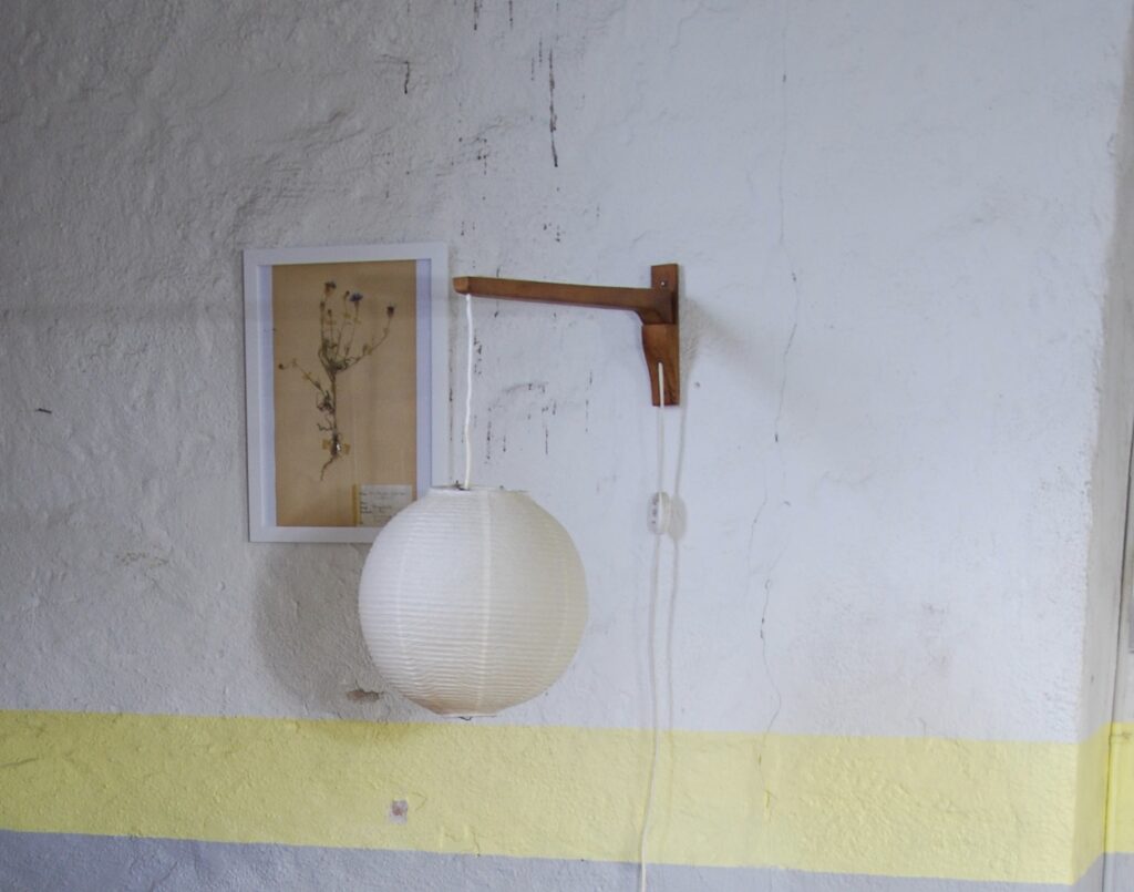 Vägglampa i furu med rislampa, 1900-talets mitt