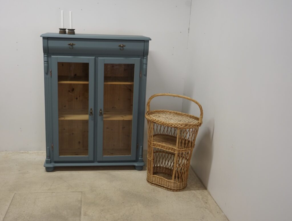 Vitrinskåp i bemålat trä, 1900-talets andra hälft