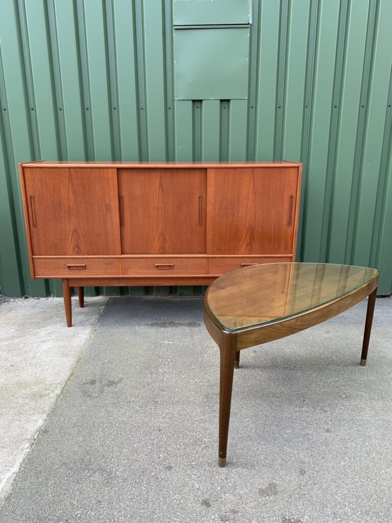 Sideboard i teak med tre skjutluckor, Danmark, 1900-talets mitt