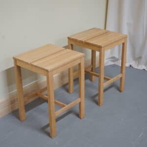 Paret pallar/ sidobord i massiv ek