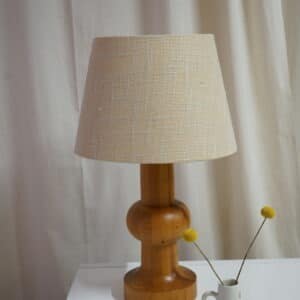 Bordslampa i furu