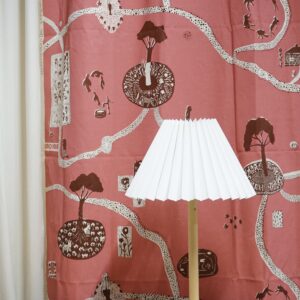 Bordslampa med plisserad skärm