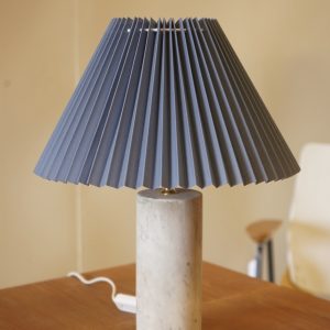 BORDSLAMPA I MARMOR